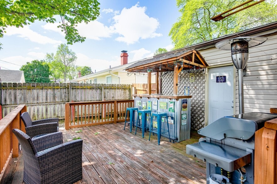Backyard deck - 1536 Gordon Dr