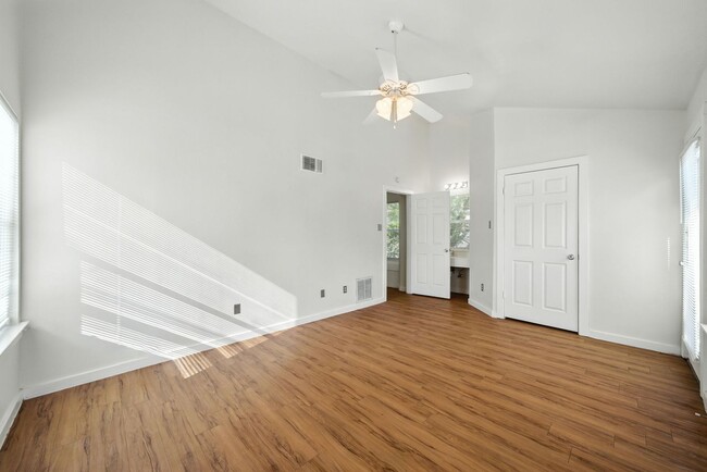 Building Photo - UT PRE-LEASE: 5 bed / 3 bath Remodeled Wes...