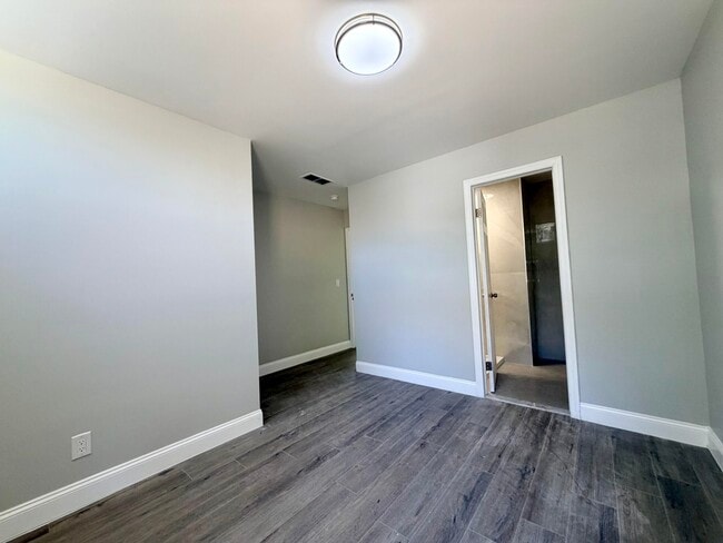 Building Photo - 341 Grosvenor Ave
