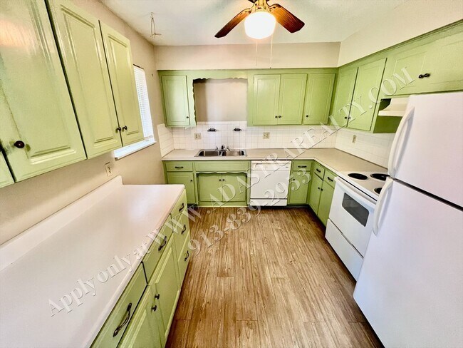 Building Photo - Spacious Shawnee Duplex-Available NOW!!