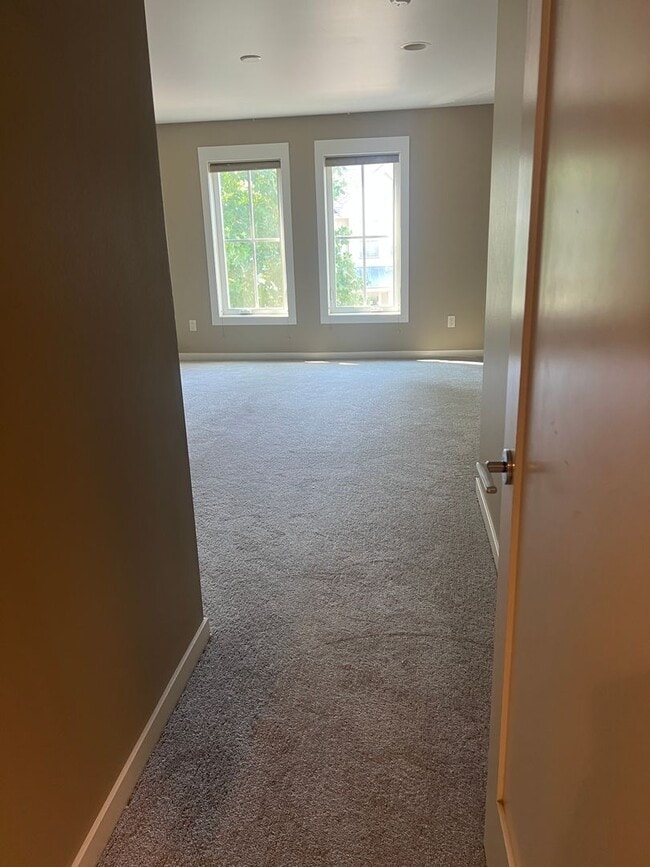 Building Photo - Stunning 2-Bedroom, 2.5-Bath Townhouse!