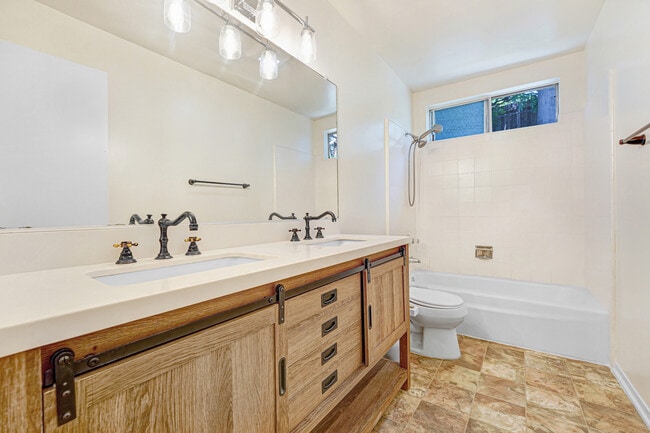 Full bath - 22819 Gershwin Dr