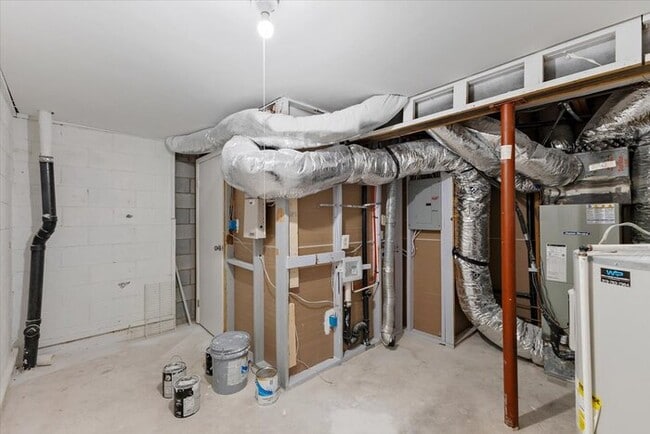Building Photo - Beautifully Renovated Townhome For Rent In...