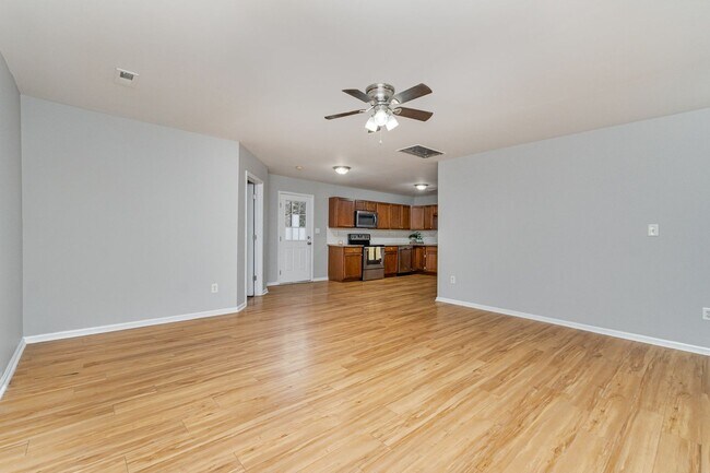 Building Photo - Move-in Ready!
