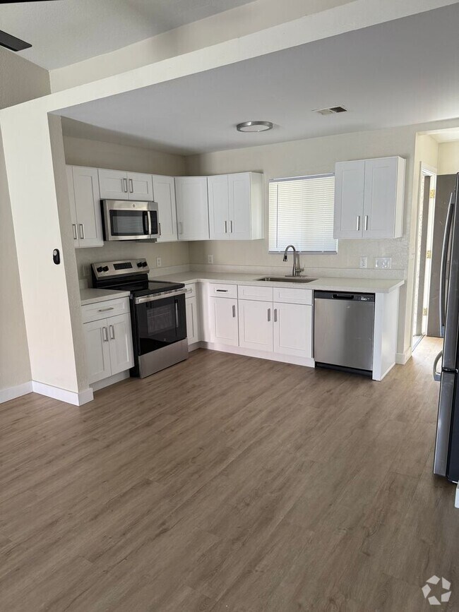 Building Photo - Central Phoenix Townhome Oasis – 2 Bed, 2 ...