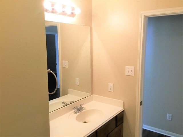 Building Photo - 208 Hollander Ct