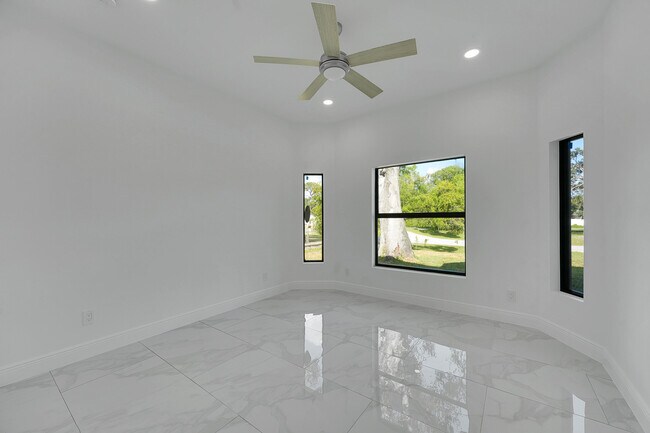 Building Photo - 6607 Deland Ave