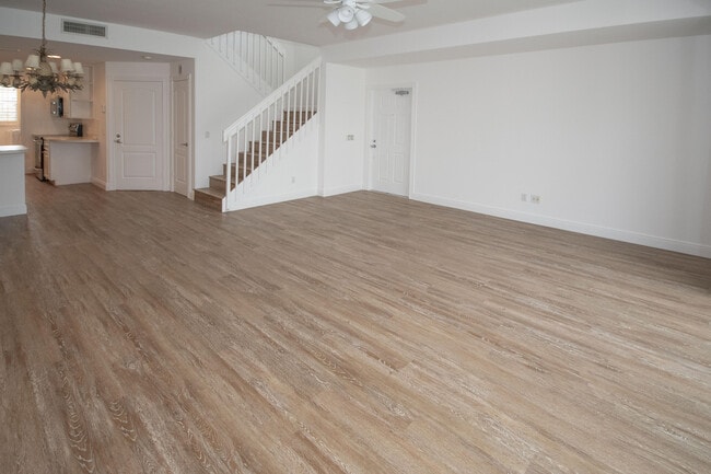 Building Photo - 327 Salinas Dr