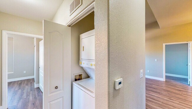 Building Photo - 3 Bedroom 1 3/4 bath condo ready for move in located in wonderful Mountains Edge .