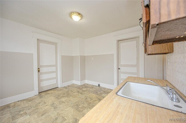 Building Photo - 2253 Niagara St