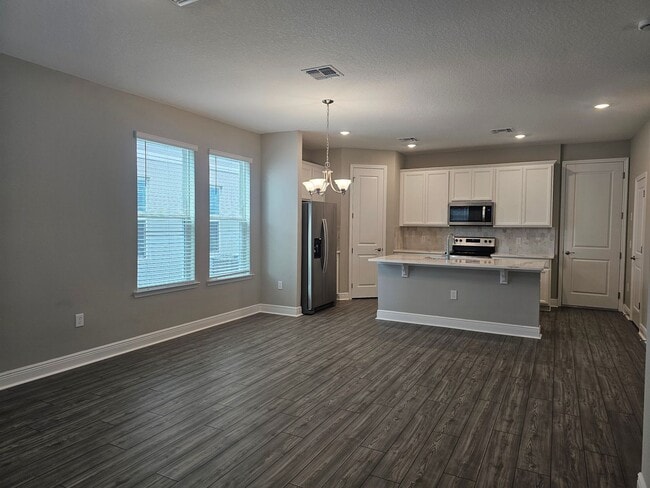 Building Photo - Beautiful and Spacious 3 bedroom 2 bath Townhome With a Split Floor Plan in Winter Garden!