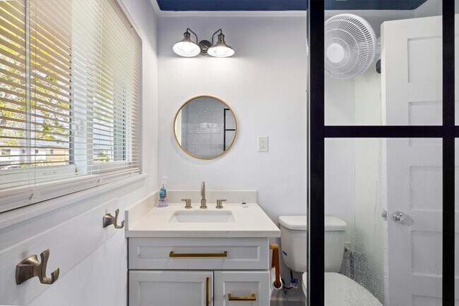 Building Photo - 370 Ling St