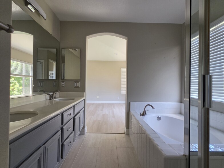 Building Photo - 5824 E Indigo Ct
