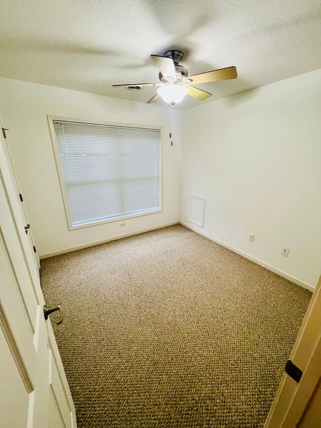 Building Photo - Townhouse Located at Pikes Place