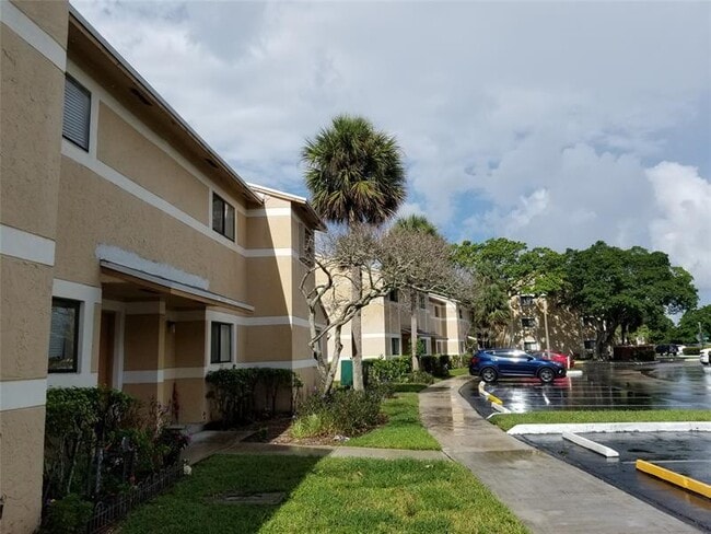 Building Photo - 9478 Palm Cir S