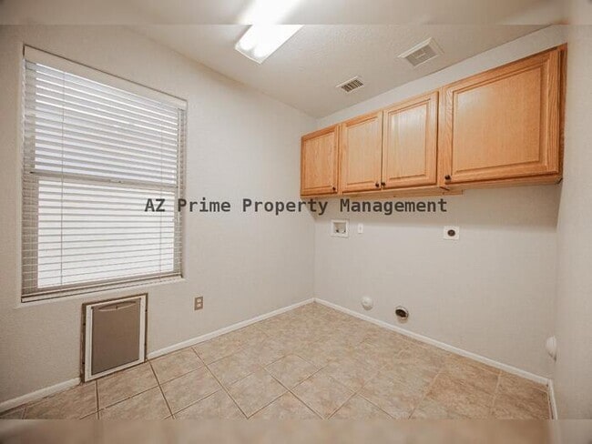 Building Photo - 873 W Tremaine Ave