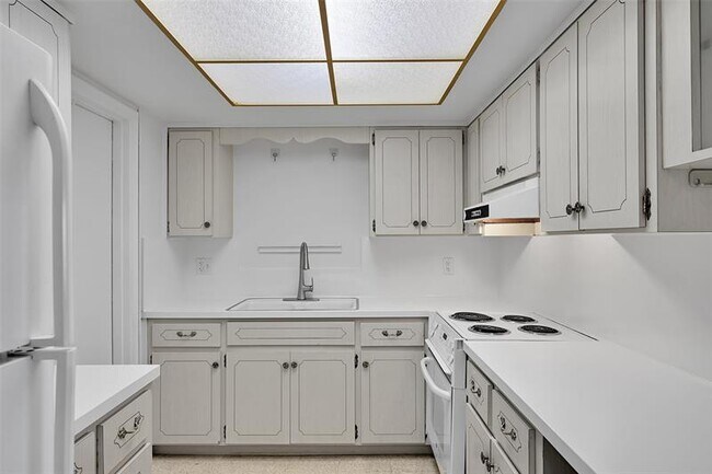 Building Photo - 2624 NE 32nd St