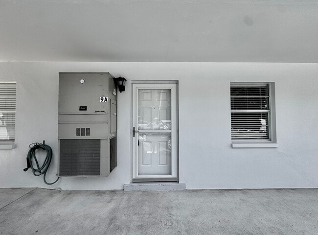 Building Photo - Charming 2 bed/ 2 bath in Royal Palm Villas