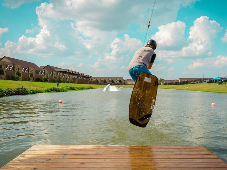 Line wakeline - 2912 Old Ironsides Dr