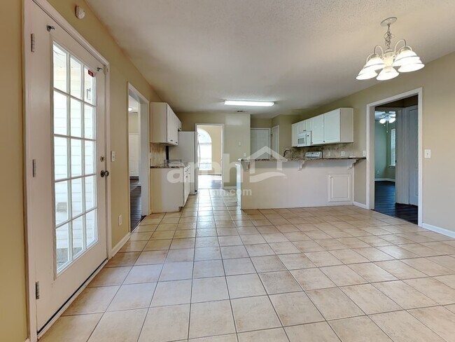 Building Photo - 420 Roberts Way