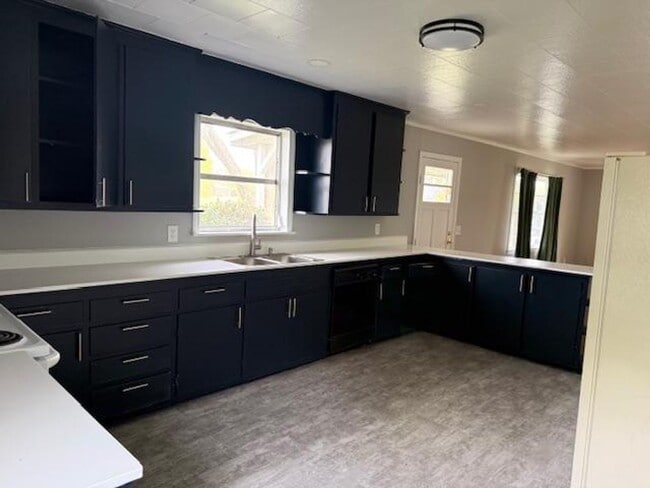 Building Photo - 2205 Stewart St