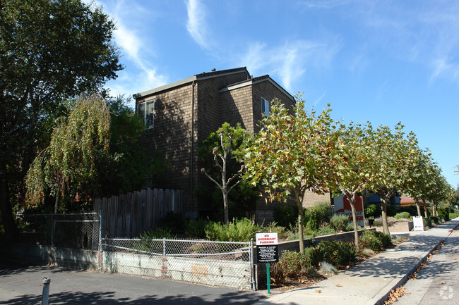 Building Photo - Cormorant Court Apartments