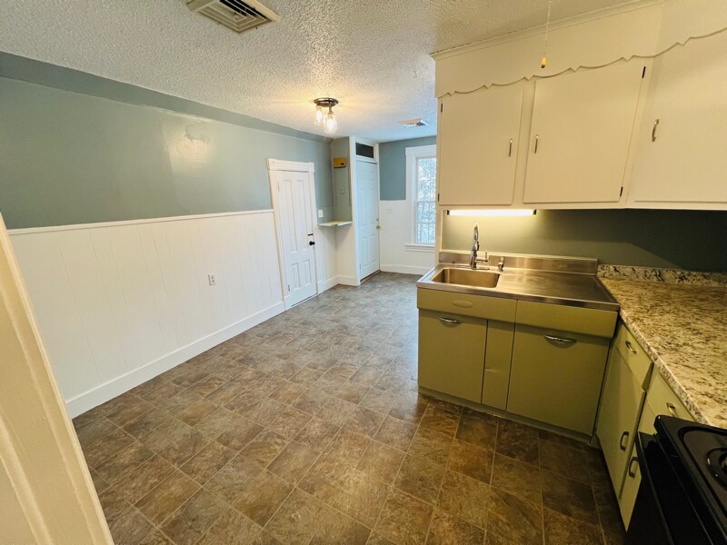 Building Photo - 40 Hewitt St