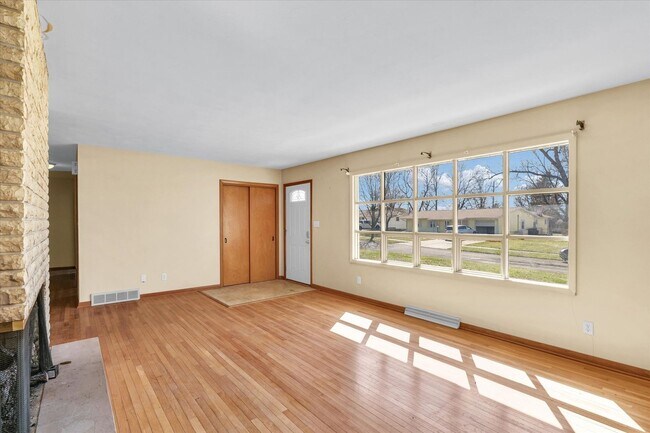 Building Photo - 220 Ivanhoe Way