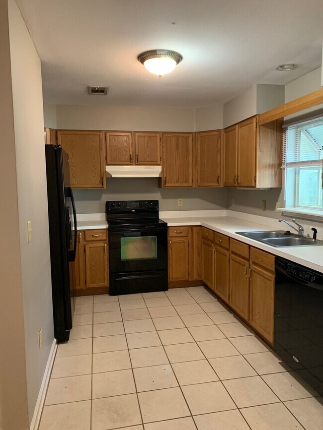 Building Photo - 3/2.5 Near Downtown Available July 25, 2026~ See appt instructions in txt