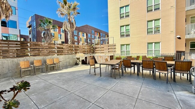 Building Photo - 1BR + Den / 1BA with Private Patio + Parking!