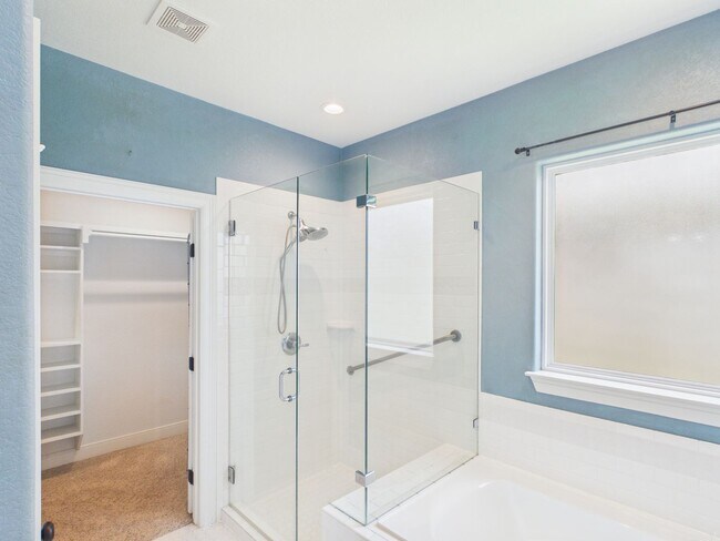 Building Photo - Modern Comfort: 3 Bed, 2 Bath with Garage & Large Pantry