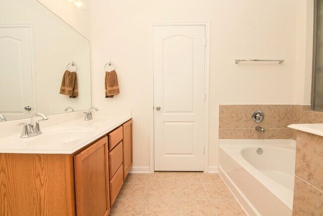 Building Photo - 21019 Blackstone Villa Ln