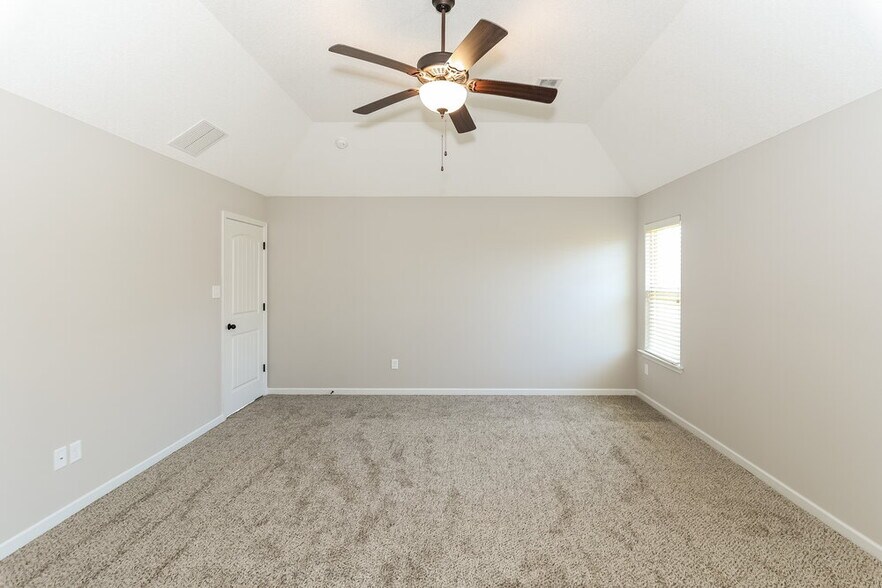 Building Photo - 1087 Darren Cir E