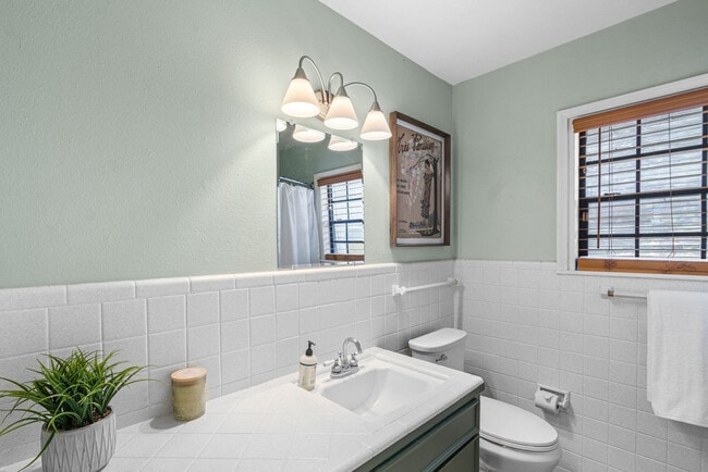 Building Photo - 306 Naples St