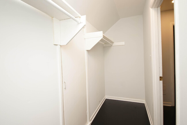 Building Photo - 596 L'Ombre Ct NE