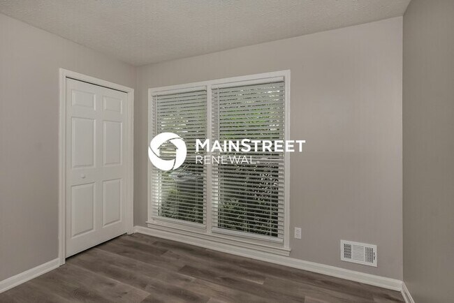 Building Photo - 4 Bedroom Pet-Friendly Home in Louisville, KY with Main Street Renewal