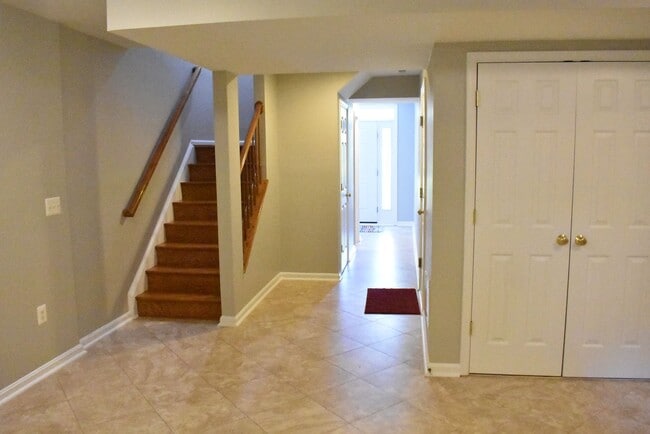 Building Photo - North Stafford End Unit Townhome !!