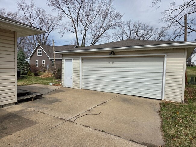 Building Photo - Well-Maintained 3BR Home – Garage + Washer/Dryer, dishwasher Included