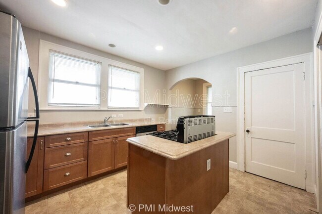 Building Photo - 4905 Broadway St