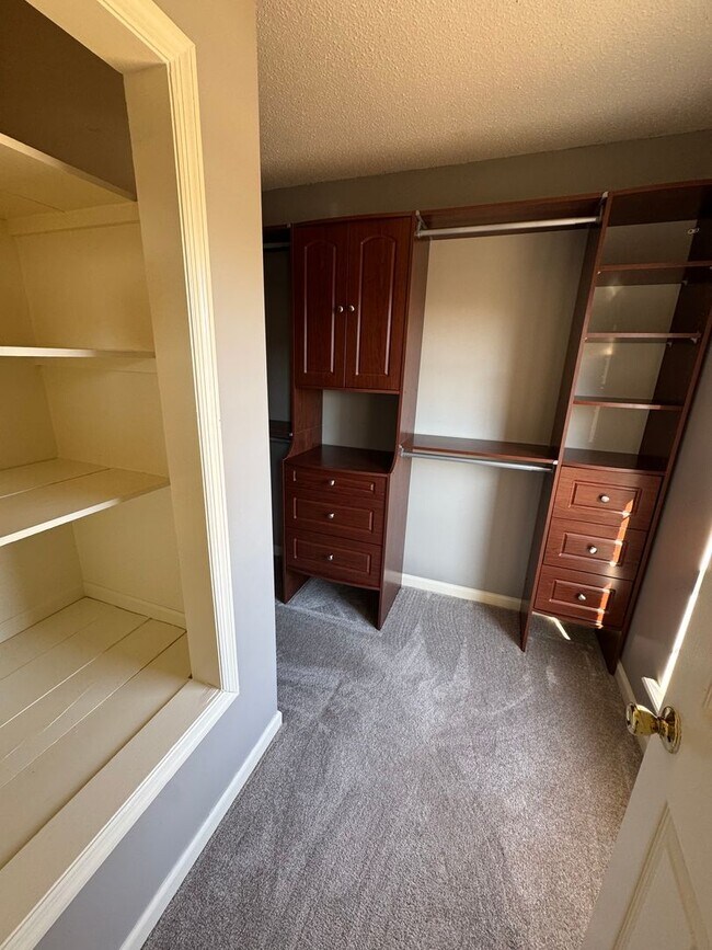 Building Photo - ** AVAILABLE NOW ** in Waterford Subdivision