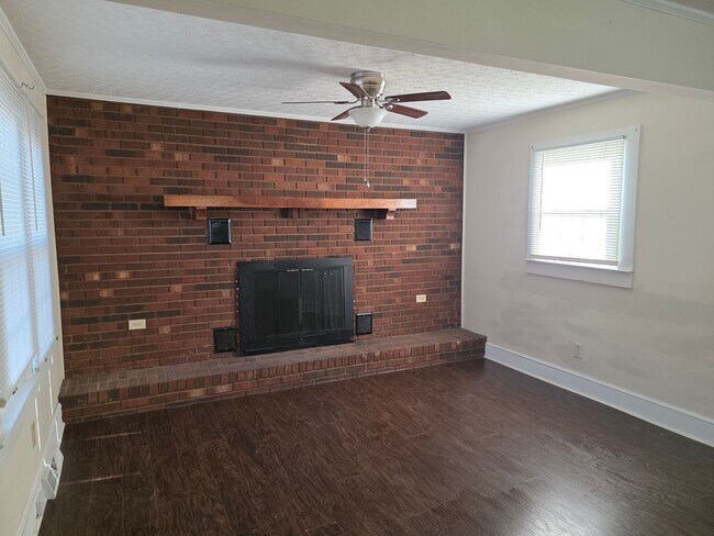 Building Photo - Charming 2 Bedroom, 1 Bath Home in Peaceful Siloam Setting