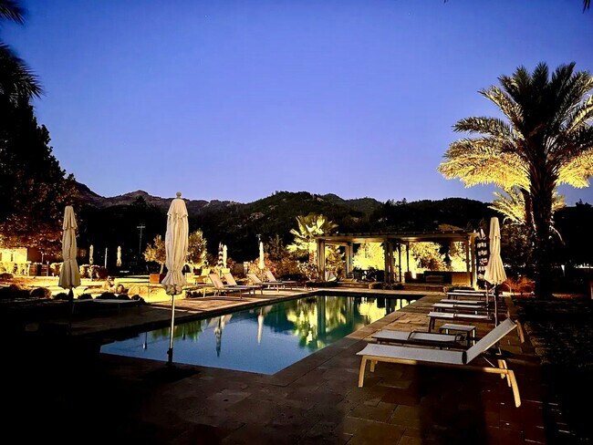 Building Photo - Fully Furnished Stunning Calistoga Retreat