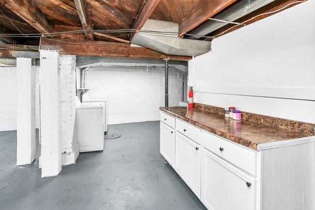 Building Photo - 5724 W 8th St