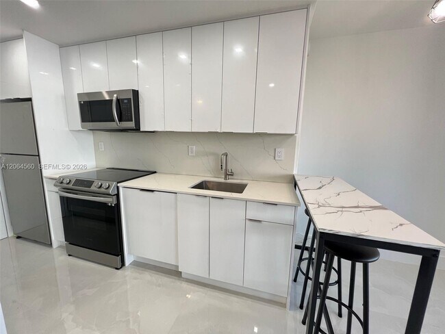 Building Photo - 2899 Collins Ave