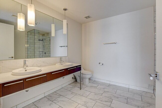 Building Photo - 4471 Dean Martin Dr