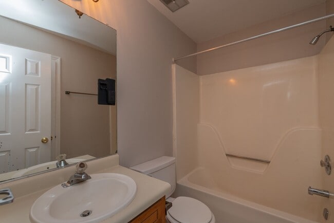 Building Photo - 3 Bed/2.5 Bath House for Rent in Martinez w/ Garage & Fenced Back Yard