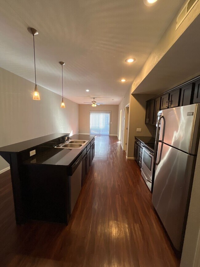 Building Photo - 2 BEDROOM 2 BATH GREAT LOCATION