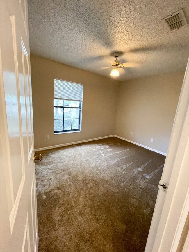 Building Photo - Beautiful 3-Bedroom, 2-Bath Home with 2-Ca...