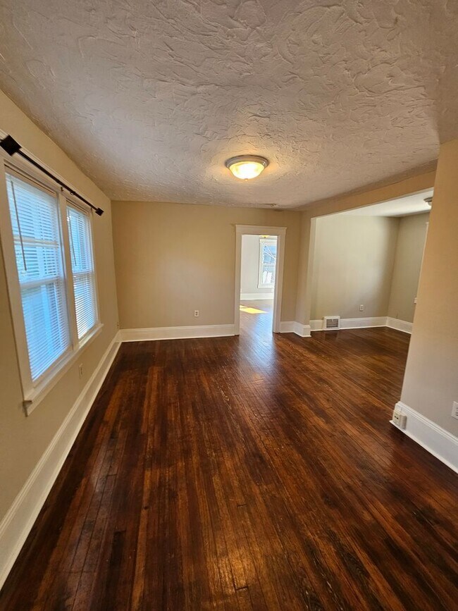Building Photo - Move in Special in Tremont area For Rent!