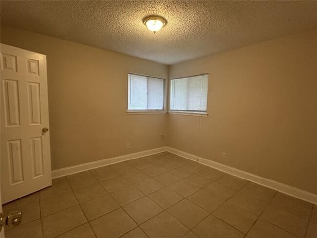 Building Photo - Three Bedroom, Two Bath